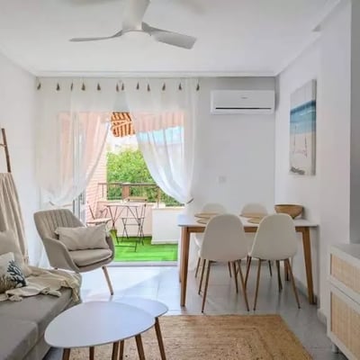 Долгосрочная аренда уютной 2-комнатной квартиры с бассейном в Торревьехе, всего в 2 минутах от пляжа Дель Кура