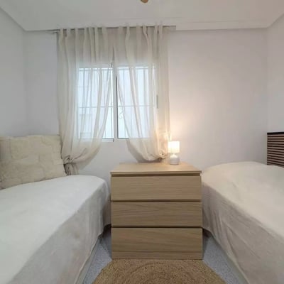 Долгосрочная аренда уютной 2-комнатной квартиры с бассейном в Торревьехе, всего в 2 минутах от пляжа Дель Кура