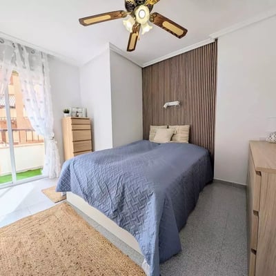 Long-term rental of a cozy 2-bedroom apartment with a pool in Torrevieja, just 2 minutes from Del Cura beach