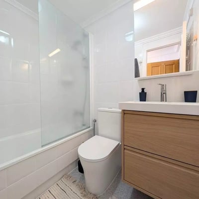 Long-term rental of a cozy 2-bedroom apartment with a pool in Torrevieja, just 2 minutes from Del Cura beach