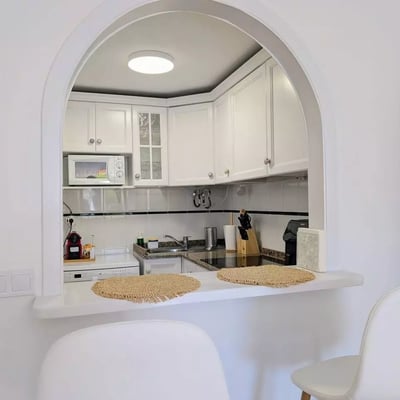 Long-term rental of a cozy 2-bedroom apartment with a pool in Torrevieja, just 2 minutes from Del Cura beach