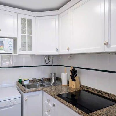 Long-term rental of a cozy 2-bedroom apartment with a pool in Torrevieja, just 2 minutes from Del Cura beach