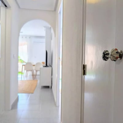 Long-term rental of a cozy 2-bedroom apartment with a pool in Torrevieja, just 2 minutes from Del Cura beach