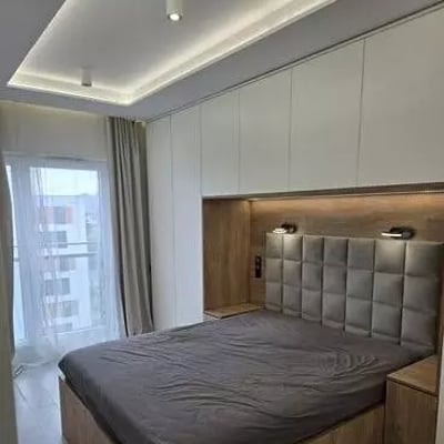 Long-term rental of a spacious three-room apartment with balcony and parking in the Mokotów district of Warsaw