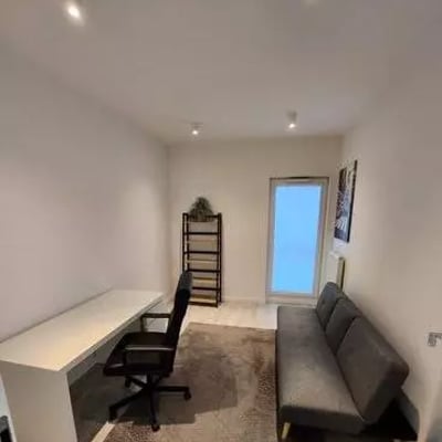 Long-term rental of a spacious three-room apartment with balcony and parking in the Mokotów district of Warsaw