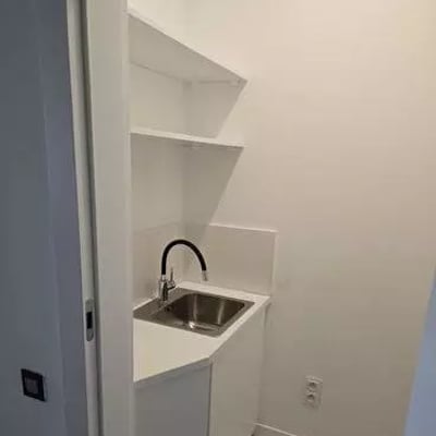 Long-term rental of a spacious three-room apartment with balcony and parking in the Mokotów district of Warsaw