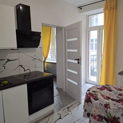 Alquiler a largo plazo de estudio en el centro de Katowice con balcón y cocina independiente
