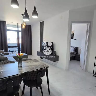 Alquiler a largo plazo nuevo apartamento 1+1 con vista al mar y a las montañas en Batumi