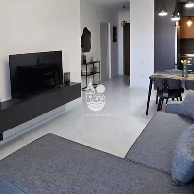 Alquiler a largo plazo nuevo apartamento 1+1 con vista al mar y a las montañas en Batumi