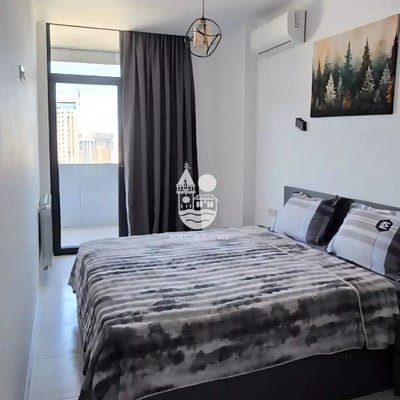 Alquiler a largo plazo nuevo apartamento 1+1 con vista al mar y a las montañas en Batumi