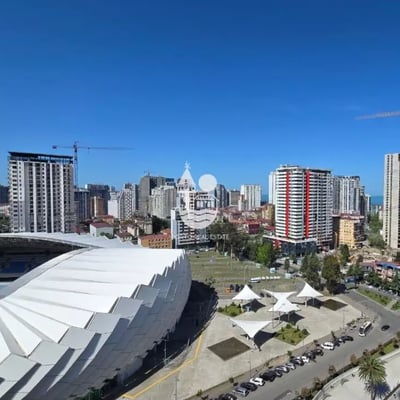 Alquiler a largo plazo nuevo apartamento 1+1 con vista al mar y a las montañas en Batumi