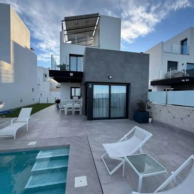 Долгосрочная аренда современной виллы 175 m² с видом на море в Торревьехе, Испания