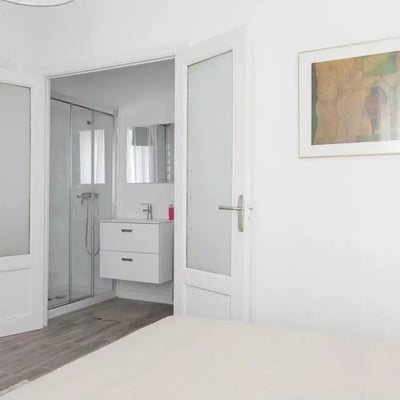 Long-term rental of a bright apartment in the center of Alicante, Spain