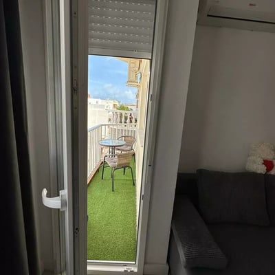 Alquiler a largo plazo en Torrevieja, España — Piso de 2 dormitorios cerca de la playa