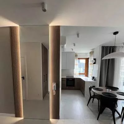 Langzeitmiete einer 3-Zimmer-Wohnung (69 m²) mit Ankleidezimmer und Balkon in Mokotów, Warschau, Polen