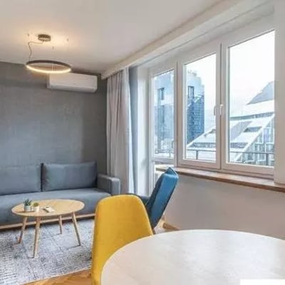 Langzeitmiete einer 2-Zimmer-Wohnung (47 m²) mit Balkon und Klimaanlage in Wola, Warschau, Polen