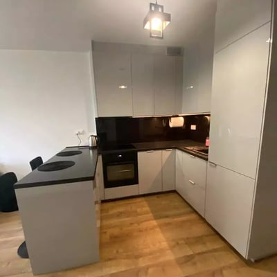 Долгосрочная аренда 2-комнатной квартиры 48 м² на Fort Wola, Варшава, Польша, рядом с метро