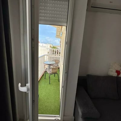 Langfristige Miete einer 2-Zimmer-Wohnung am Strand in Torrevieja, Spanien — nur 250 m vom Meer entfernt