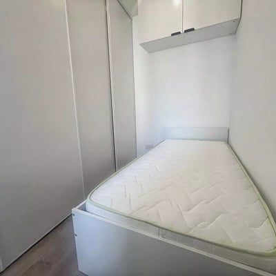 Long-term rental of a renovated 9 m² studio in Paris, France