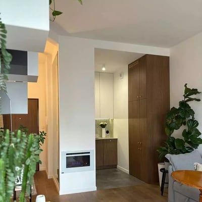 Alquiler a largo plazo de un apartamento de 47 m² con dos habitaciones y balcón en el distrito de Wola, Varsovia