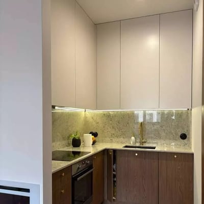 Alquiler a largo plazo de un apartamento de 47 m² con dos habitaciones y balcón en el distrito de Wola, Varsovia