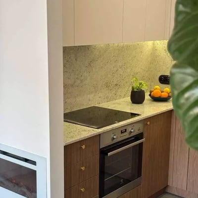 Alquiler a largo plazo de un apartamento de 47 m² con dos habitaciones y balcón en el distrito de Wola, Varsovia