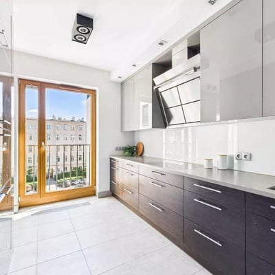 Langzeitmiete einer 80 m² großen Dreizimmerwohnung im Stadtteil Śródmieście, Warschau, Polen