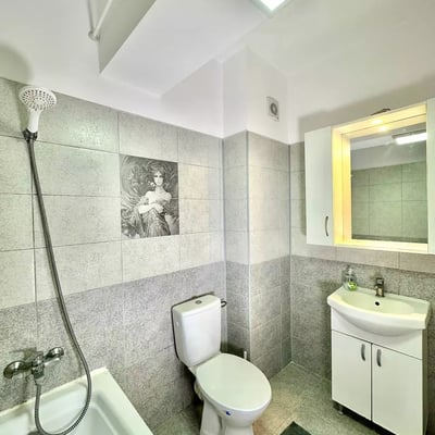 Alquiler a largo plazo de apartamento de 2 habitaciones con balcón en obra nueva, 1° piso, Bucarest, Rumanía