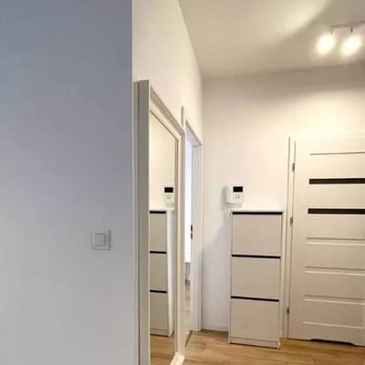 Langzeitmiete moderne 2-Zimmer-Wohnung 44 m² in Mokotów, Warschau, Polen