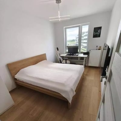 Location longue durée d’un appartement 4 pièces 80m² avec grand balcon à Jagodno, Wrocław, Pologne