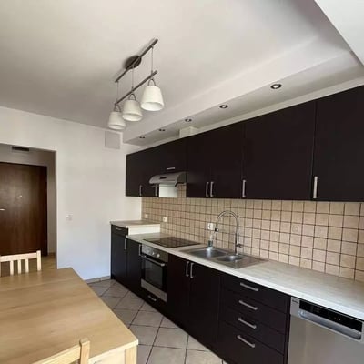 Location longue durée d’un appartement 2 pièces de 53m² dans le quartier Tarnogaj, Wrocław, Pologne