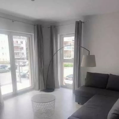 Долгосрочная аренда 3-комнатной квартиры с балконом в районе Fabryczna, Вроцлав, Польша