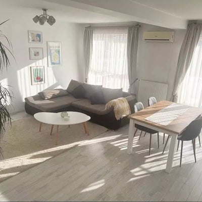 Alquiler a largo plazo de apartamento de 2 habitaciones 80 m², Brașov, Rumanía