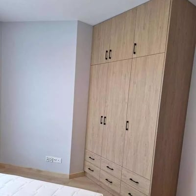 Location longue durée d’un appartement 4 pièces de 78 m² au centre de Cracovie, Pologne