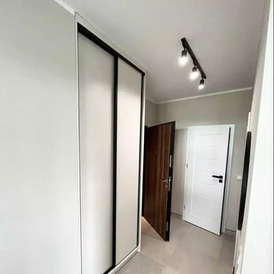 Location longue durée d’un appartement de 45 m² et 2 pièces dans le quartier Wola, Varsovie, Pologne