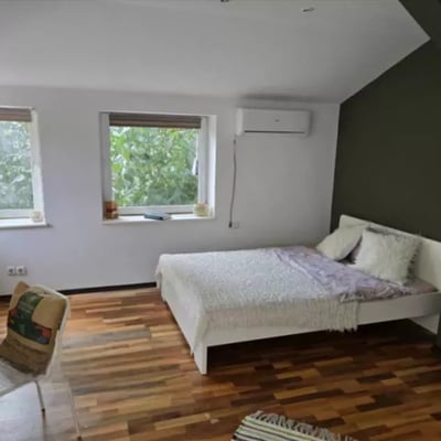 Alquiler a largo plazo de piso de 4 habitaciones en el centro de Varna, Bulgaria