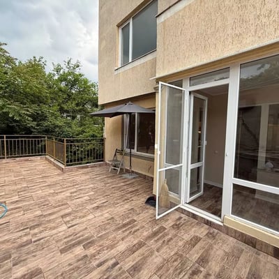 Alquiler a largo plazo de piso de 3 habitaciones en Nizhniy Briz, Varna, Bulgaria