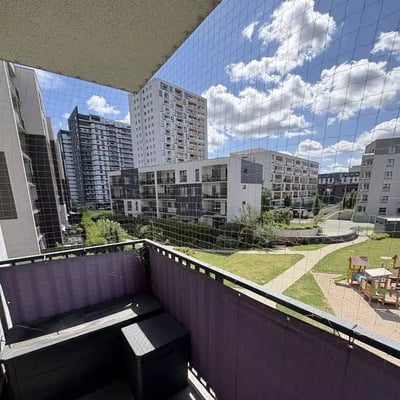 Location longue durée d’un appartement 2 pièces de 44 m² dans le quartier Tarnogaj, Wrocław, Pologne