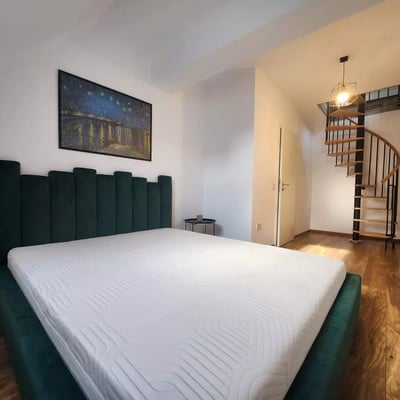 Alquiler a largo plazo de piso de 4 habitaciones en el barrio Tractоru, Brașov, Rumanía