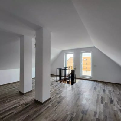 Location longue durée d’un appartement 4 pièces dans le quartier Tractоru, Brașov, Roumanie