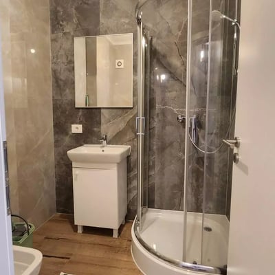 Location longue durée d’un appartement 4 pièces dans le quartier Tractоru, Brașov, Roumanie