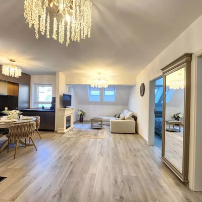 Alquiler a largo plazo de piso de 4 habitaciones en el barrio Tractoru, Brașov, Rumanía