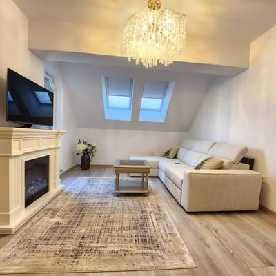 Alquiler a largo plazo de piso de 4 habitaciones en el barrio Tractoru, Brașov, Rumanía