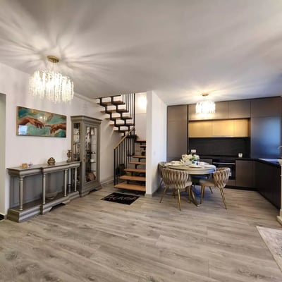 Alquiler a largo plazo de piso de 4 habitaciones en el barrio Tractoru, Brașov, Rumanía