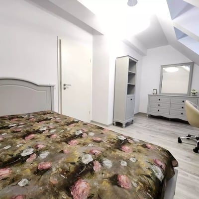Location longue durée d’un appartement 4 pièces dans le quartier Tractoru, Brașov, Roumanie