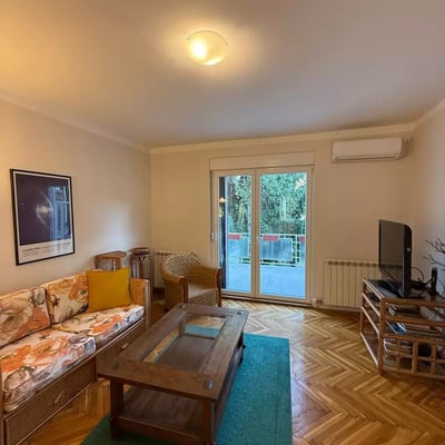 Alquiler a largo plazo: piso de 2 habitaciones 72 m² en el barrio Dedinje, Belgrado, Serbia