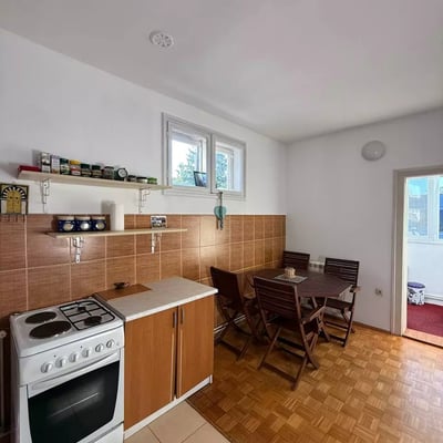 Alquiler a largo plazo: piso de 2 habitaciones 72 m² en el barrio Dedinje, Belgrado, Serbia
