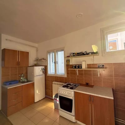 Alquiler a largo plazo: piso de 2 habitaciones 72 m² en el barrio Dedinje, Belgrado, Serbia