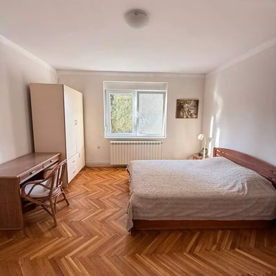 Alquiler a largo plazo: piso de 2 habitaciones 72 m² en el barrio Dedinje, Belgrado, Serbia