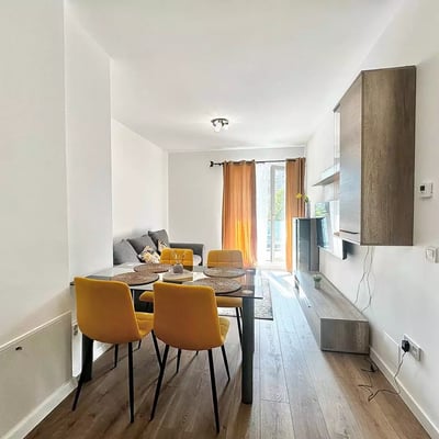 Alquiler a largo plazo de piso de 2 habitaciones en la zona Tractorul Coresi, Brașov, Rumanía